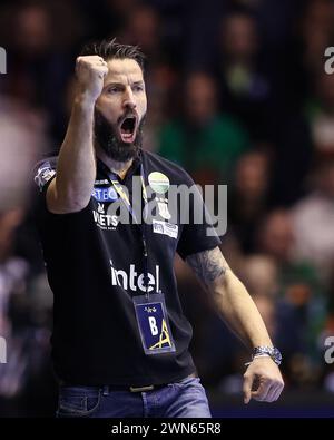 Magdeburg, Deutschland. Februar 2024. Handball: Champions League, SC Magdeburg - FC Barcelona, Gruppenphase, Gruppe B, Spieltag 13, GETEC Arena Magdeburg-Trainer Bennet Wiegert jubelt. Quelle: Ronny Hartmann/dpa/Alamy Live News Stockfoto