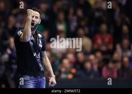 Magdeburg, Deutschland. Februar 2024. Handball: Champions League, SC Magdeburg - FC Barcelona, Gruppenphase, Gruppe B, Spieltag 13, GETEC Arena Magdeburg-Trainer Bennet Wiegert jubelt. Quelle: Ronny Hartmann/dpa/Alamy Live News Stockfoto