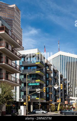 Blick auf den E Broadway Blvd in der Innenstadt von Tucson, mit hohen Apartmentgebäuden wie den Flin Apts mit gelben Zierleisten, die überall in der Gegend hinaufgehen Stockfoto