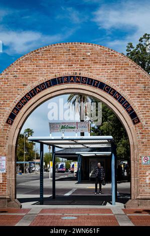 Blick auf den Bürgersteig auf einen roten Backsteinbogen mit Beschilderung zum Ronstadt Transit Center, der City-Bushaltestelle benannt nach der Musiklegende Tucson, AZ Stockfoto