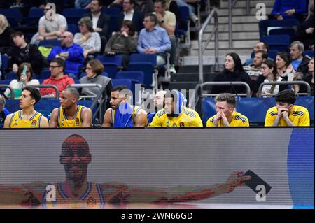 Berlin, Deutschland. Februar 2024. 29. Februar 2024: Das Team VON ALBA Berlin auf der Bank während des Spiels EuroLeague – ALBA Berlin gegen Maccabi Playtika Tel Aviv – Mercedes Benz Arena. Berlin, Deutschland. (Ryan Sleiman /SPP) Credit: SPP Sport Press Photo. /Alamy Live News Stockfoto