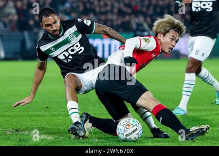 ROTTERDAM, NIEDERLANDE - 29. FEBRUAR: Marvin Peersman (FC Groningen) und Ayase Ueda (Feyenoord Rotterdam) während des Toto KNVB Beker-Spiels gegen den SC Feyen Stockfoto