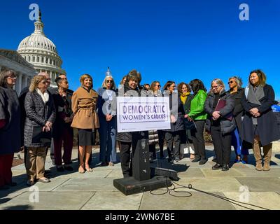 Washington, District of Columbia, USA. Februar 2024. LOIS FRANKEL (D-FL), Vorsitzender des Demokratischen WomenÃs Caucus, spricht sich gegen das Alabama Supreme CourtÃs-Urteil über IVF aus und erklärt, dass Frauen und nicht Politiker diejenigen sind, die ihre reproduktiven Entscheidungen kontrollieren sollten. (Credit Image: © Sue Dorfman/ZUMA Press Wire) NUR REDAKTIONELLE VERWENDUNG! Nicht für kommerzielle ZWECKE! Stockfoto