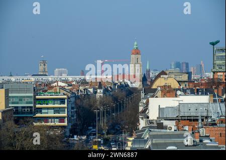 Blick entlang der Schloßstraße zum Rathaus Friedenau am Breslauer Platz. Im Hintergrund das Rathaus Schöneberg, die CharitÃ und der Potsdamer Platz mit dem Sonycenter und dem Daimler Gebäude. Friedenau Schloßstraße *** Blick entlang der Schloßstraße zum Rathaus Friedenau am Breslauer Platz im Hintergrund, zum Rathaus Schöneberg, zum CharitÃ und Potsdamer Platz mit dem Sony Center und zum Daimler-Gebäude Friedenau Schloßstraße Stockfoto