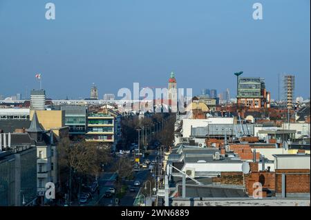 Blick entlang der Schloßstraße zum Rathaus Friedenau am Breslauer Platz. Im Hintergrund das Rathaus Schöneberg, die CharitÃ und der Potsdamer Platz mit dem Sonycenter und dem Daimler Gebäude. Friedenau Schloßstraße *** Blick entlang der Schloßstraße zum Rathaus Friedenau am Breslauer Platz im Hintergrund, zum Rathaus Schöneberg, zum CharitÃ und Potsdamer Platz mit dem Sony Center und zum Daimler-Gebäude Friedenau Schloßstraße Stockfoto