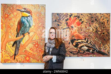 London, Großbritannien. Februar 2024. Die Künstlerin Belinda Eaton mit ihren Arbeiten Lockdown Bee Eater II, 2020-2023 (links) und Lockdown Hoopoe IV 2020, Oil on Canvas (rechts). Belinda Eaton Ausstellungsvorschau in der Catto Gallery in Hampstead, London. Quelle: Imageplotter/Alamy Live News Stockfoto