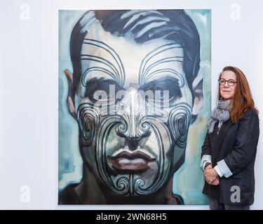 London, Großbritannien. Februar 2024. Die Künstlerin Belinda Eaton mit ihrer Arbeit „Face II“, 2020–2023, Acryl auf Leinwand. Belinda Eaton Ausstellungsvorschau in der Catto Gallery in Hampstead, London. Quelle: Imageplotter/Alamy Live News Stockfoto