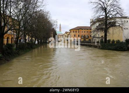 Häuser am Ufer des geschwollenen Flusses RETRONE in der Stadt Vicenza in Italien während des Hochwassers Stockfoto