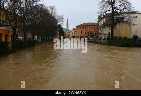 Häuser am Ufer des geschwollenen Flusses RETRONE in der Stadt Vicenza in Norditalien während der Überschwemmung Stockfoto