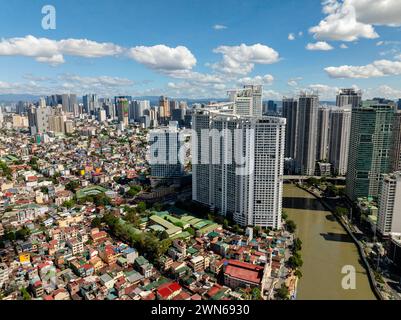 Gebäude und Wohngebiete in Mandaluyong City. Blauer Himmel und Wolken. Metro Manila, Philippinen. Stockfoto