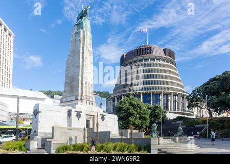 The Beehive (Te Whare Mīere) und Wellington Cenotaph aus Lambton Quay, Wellington, Neuseeland Stockfoto