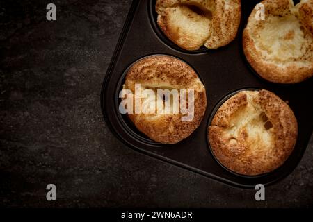 Ein Blick von oben auf eine Pfanne voller frisch gebackener Yorkshire Puddings Stockfoto