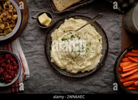 Blick von oben auf eine Schüssel mit Kartoffelpüree und gemischtem Gemüse Stockfoto