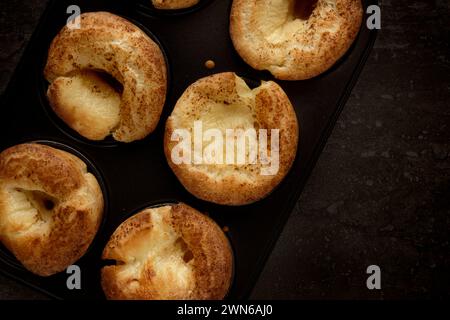 Ein Blick von oben auf eine Pfanne voller frisch gebackener Yorkshire Puddings Stockfoto