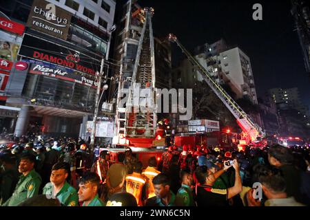 Dhaka, Wari, Bangladesch. März 2024. Feuerwehrleute arbeiten daran, einen Brand in einem Gewerbegebäude zu löschen, in dem mindestens 43 Menschen ums Leben kamen, am 29. Februar 2024 in Dhaka. Mindestens 43 Menschen wurden getötet und Dutzende verletzt, nachdem ein Feuer in einem siebenstöckigen Gebäude in einem gehobenen Viertel in der Hauptstadt von Bangladesch am späten 29. Februar in Dhaka ausgebrochen war, sagten die Gesundheitsbehörden. (Kreditbild: © Habibur Rahman/ZUMA Press Wire) NUR REDAKTIONELLE VERWENDUNG! Nicht für kommerzielle ZWECKE! Stockfoto