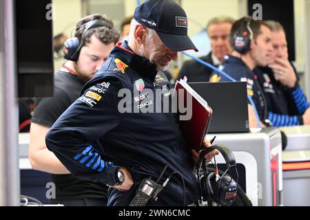 Sakhir, Bahrain. Februar 2024. ADRIEN NEWEY, Chief Technical Officer für Oracle Red Bull Racing, inspiziert den RB20 nach Abschluss der FP2 während des Großen Preises von Bahrain. (Kreditbild: © Taidgh Barron/ZUMA Press Wire) NUR REDAKTIONELLE VERWENDUNG! Nicht für kommerzielle ZWECKE! Stockfoto