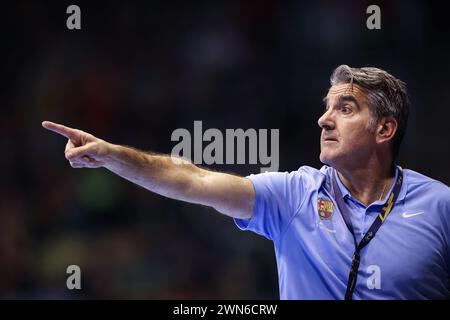 Magdeburg, Deutschland. Februar 2024. Handball: Champions League, SC Magdeburg - FC Barcelona, Gruppenphase, Gruppe B, Spieltag 13, GETEC Arena, Barcelona-Trainer Antonio Carlos Ortega Perez reagiert am Rande. Quelle: Ronny Hartmann/dpa/Alamy Live News Stockfoto