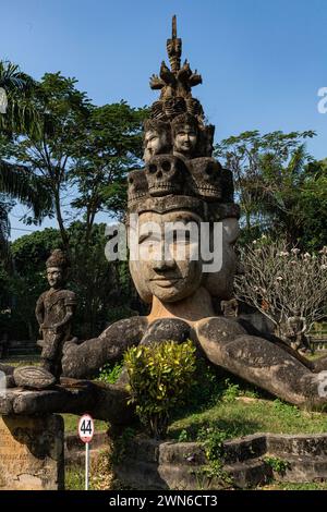 Eine der skurrilsten, aber interessantesten Attraktionen in Vientiane wäre Xieng Khuan, gemeinhin „Buddha Park“ genannt. Xieng Khuan oder Spiri Stockfoto