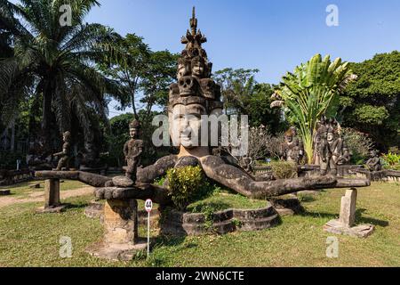 Eine der skurrilsten, aber interessantesten Attraktionen in Vientiane wäre Xieng Khuan, gemeinhin „Buddha Park“ genannt. Xieng Khuan oder Spiri Stockfoto