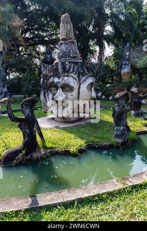 Eine der skurrilsten, aber interessantesten Attraktionen in Vientiane wäre Xieng Khuan, gemeinhin „Buddha Park“ genannt. Xieng Khuan oder Spiri Stockfoto