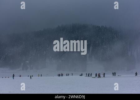 Gulmarg, Kaschmir, Indien. Februar 2024. Besucher spazieren bei Nebel auf dem schneebedeckten Feld im Skigebiet Gulmarg, etwa 55 km von Srinagar, der Sommerhauptstadt Jammu und Kaschmir, entfernt. (Credit Image: © Saqib Majeed/SOPA Images via ZUMA Press Wire) NUR REDAKTIONELLE VERWENDUNG! Nicht für kommerzielle ZWECKE! Stockfoto