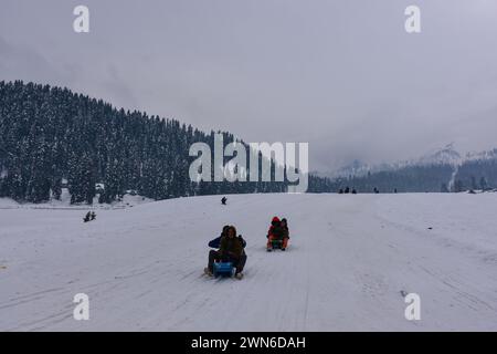 Gulmarg, Kaschmir, Indien. Februar 2024. Indische Touristen genießen eine Schlittenfahrt im Skigebiet Gulmarg, etwa 55 km von Srinagar, der Sommerhauptstadt von Jammu und Kaschmir entfernt. (Credit Image: © Saqib Majeed/SOPA Images via ZUMA Press Wire) NUR REDAKTIONELLE VERWENDUNG! Nicht für kommerzielle ZWECKE! Stockfoto