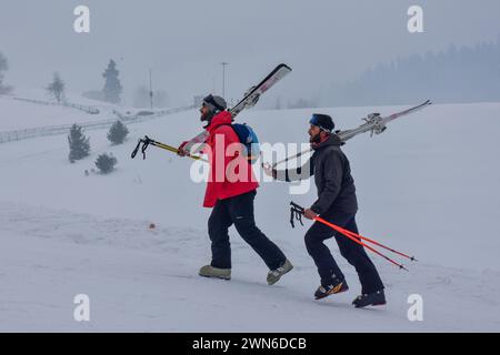 Gulmarg, Kaschmir, Indien. Februar 2024. Kaschmiri-Skifahrer wandern die Piste im Skigebiet Gulmarg hinauf, etwa 55 km von Srinagar, der Sommerhauptstadt von Jammu und Kaschmir. (Credit Image: © Saqib Majeed/SOPA Images via ZUMA Press Wire) NUR REDAKTIONELLE VERWENDUNG! Nicht für kommerzielle ZWECKE! Stockfoto