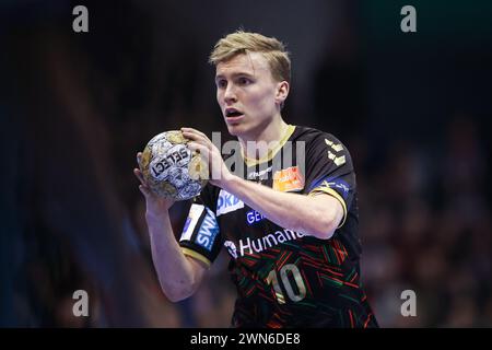 Magdeburg, Deutschland. Februar 2024. Handball: Champions League, SC Magdeburg - FC Barcelona, Gruppenphase, Gruppe B, Spieltag 13, GETEC Arena, Magdeburgs Gisli Kristjansson spielt den Ball. Quelle: Ronny Hartmann/dpa/Alamy Live News Stockfoto