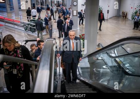 Washington, Vereinigte Staaten. Februar 2024. Chuck Schumer (Demokrat von New York) macht sich am Donnerstag, den 29. Februar 2024, durch die U-Bahn des Senats im US-Kapitol in Washington, DC. Senator McConnell kündigte kürzlich an, dass er seine Rolle als GOP-Führer des Senats zurücktritt. Quelle: Rod Lamkey/CNP/dpa/Alamy Live News Stockfoto