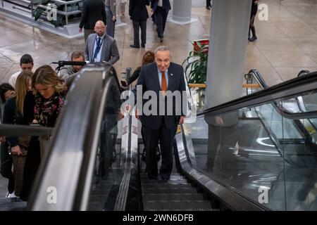 Washington, Vereinigte Staaten. Februar 2024. Chuck Schumer (Demokrat von New York) macht sich am Donnerstag, den 29. Februar 2024, durch die U-Bahn des Senats im US-Kapitol in Washington, DC. Senator McConnell kündigte kürzlich an, dass er seine Rolle als GOP-Führer des Senats zurücktritt. Quelle: Rod Lamkey/CNP/dpa/Alamy Live News Stockfoto