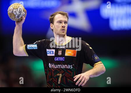 Magdeburg, Deutschland. Februar 2024. Handball: Champions League, SC Magdeburg - FC Barcelona, Gruppenphase, Gruppe B, Spieltag 13, GETEC Arena, Magdeburgs Felix Claar spielt den Ball. Quelle: Ronny Hartmann/dpa/Alamy Live News Stockfoto