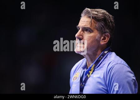 Magdeburg, Deutschland. Februar 2024. Handball: Champions League, SC Magdeburg - FC Barcelona, Gruppenphase, Gruppe B, Spieltag 13, GETEC Arena, Barcelona-Trainer Antonio Carlos Ortega Perez reagiert am Rande. Quelle: Ronny Hartmann/dpa/Alamy Live News Stockfoto