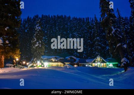 Gulmarg, Kaschmir, Indien. Februar 2024. Besucher spazieren durch eine schneebedeckte Straße während eines kalten Abends im Skigebiet Gulmarg, etwa 55 km von Srinagar, der Sommerhauptstadt Jammu und Kaschmir entfernt. (Credit Image: © Saqib Majeed/SOPA Images via ZUMA Press Wire) NUR REDAKTIONELLE VERWENDUNG! Nicht für kommerzielle ZWECKE! Stockfoto