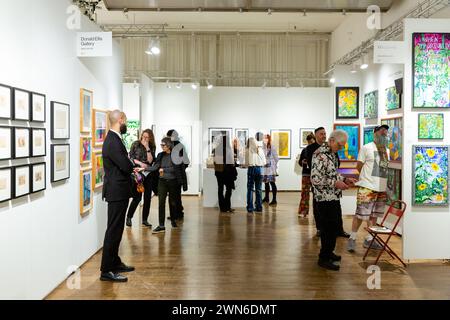 New York, NY, USA. Februar 2024. Die Outsider Art Fair wurde im Metropolitan Pavilion eröffnet, wo über 60 Galerien Kunst autodidaktischer Künstler zeigen. Quelle: Ed Lefkowicz/Alamy Live News Stockfoto