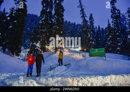 Gulmarg, Kaschmir, Indien. Februar 2024. Besucher spazieren durch eine schneebedeckte Straße während eines kalten Abends im Skigebiet Gulmarg, etwa 55 km von Srinagar, der Sommerhauptstadt Jammu und Kaschmir entfernt. (Credit Image: © Saqib Majeed/SOPA Images via ZUMA Press Wire) NUR REDAKTIONELLE VERWENDUNG! Nicht für kommerzielle ZWECKE! Stockfoto