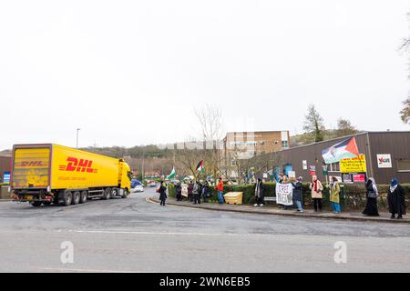 Shipley, Großbritannien. FEBRUAR 2023. Palästinensische Demonstranten stehen an der Ecke des Acorn Park Industriegebiets, in dem sich die Büros von Shipley Teledyne befinden. Credit Milo Chandler/Alamy Live News Stockfoto