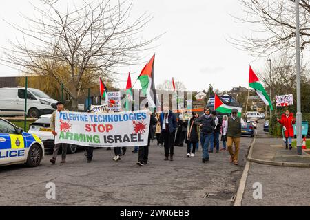 Shipley, Großbritannien. FEBRUAR 2023. Palästinensische Demonstranten marschieren die Straße des Industriegebiets Acorn Park hinunter in Richtung shipley Teledyne-Büros. Credit Milo Chandler/Alamy Live News Stockfoto