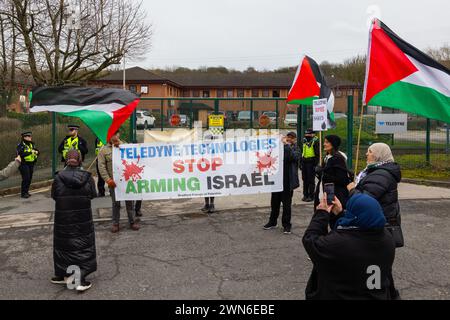 Shipley, Großbritannien. FEBRUAR 2023. Palästinensische Demonstranten halten vor den Haupttoren der Büros von Teledyne Shipley ein Banner mit dem Titel „Teledyne Technologies stoppt Israel bewaffnet“. Credit Milo Chandler/Alamy Live News Stockfoto