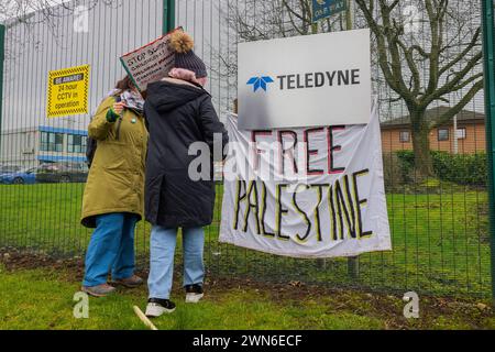 Shipley, Großbritannien. FEBRUAR 2023. Demonstranten greifen ein freies palästinensisches Banner an, das auf das Schild der Büros in Teledyne in ihren Büros in shipley gerichtet ist. Credit Milo Chandler/Alamy Live News Stockfoto