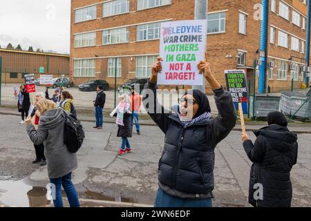 Shipley, Großbritannien. FEBRUAR 2023. Palästinensische Demonstranten halten unter anderem ein Schild „Teledyne war Crime Mothers in Gaza Not a target“, das sich vor ihren Büros in shipley versammelt hat. Credit Milo Chandler/Alamy Live News Stockfoto