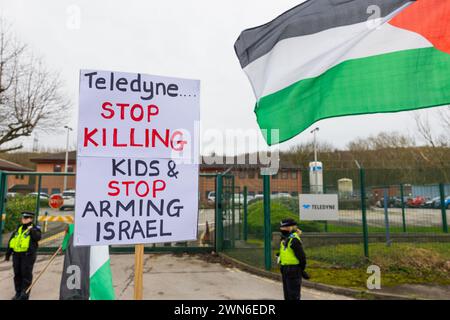 Shipley, Großbritannien. FEBRUAR 2023. Palästinensische Demonstranten halten das Schild „Teledyne stop kill Kids & stop arming israel“ vor den Haupttoren ihrer Büros in Shipley. Credit Milo Chandler/Alamy Live News Stockfoto