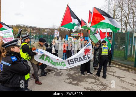 Shipley, Großbritannien. FEBRUAR 2023. Die Polizei versucht, pro-palästinensische Demonstranten zu bewegen, während sie eine Lieferung vom Verlassen der Teledyne-Büros in Shipley blockieren. Credit Milo Chandler/Alamy Live News Stockfoto