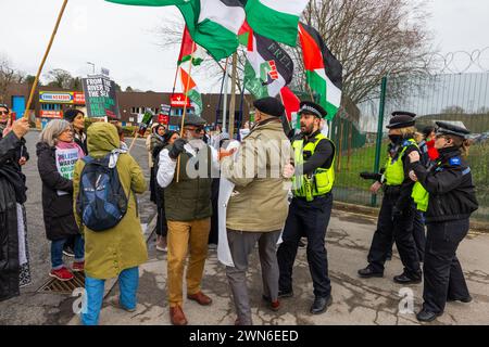 Shipley, Großbritannien. FEBRUAR 2023. Die Polizei versucht, einen pro-palästinensischen Demonstranten zu bewegen, während sie eine Lieferung vom Teledyne-Büro in Shipley blockieren. Credit Milo Chandler/Alamy Live News Stockfoto