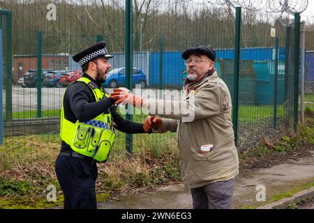 Shipley, Großbritannien. FEBRUAR 2023. Die Polizei bringt einen pro-palästinensischen Demonstranten von den Toren von Teledyne Shipley weg. Es wurden keine weiteren Maßnahmen ergriffen . Credit Milo Chandler/Alamy Live News Stockfoto