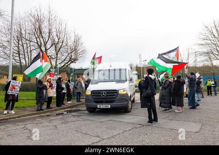 Shipley, Großbritannien. FEBRUAR 2023. Nachdem die palästinensischen Demonstranten ein Lieferfahrzeug am Verlassen des Standorts teledyne gehindert hatten, intervenierte die Polizei und brachte Demonstranten zur Seite, nach ein paar angespannten Momenten, durfte das Fahrzeug verlassen, um „SCHANDE“ von den Demonstranten zu rufen. Credit Milo Chandler/Alamy Live News Stockfoto