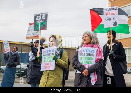 Shipley, Großbritannien. FEBRUAR 2023. Palästinensische Demonstranten halten die Schilder "Teledyne war Crime" und "Teledyne Bombs Babies" vor den Büros von Teledyne in Shipley. Credit Milo Chandler/Alamy Live News Stockfoto