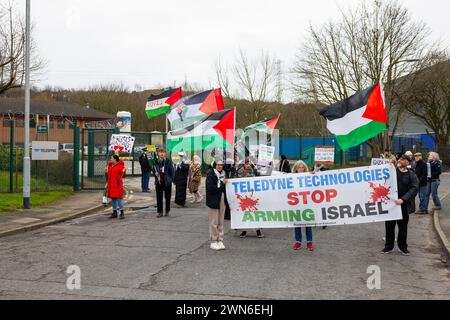 Shipley, Großbritannien. FEBRUAR 2023. Palästinensische Demonstranten halten vor den Haupttoren der Büros von Teledyne Shipley ein Banner mit dem Titel „Teledyne Technologies stoppt Israel bewaffnet“. Credit Milo Chandler/Alamy Live News Stockfoto