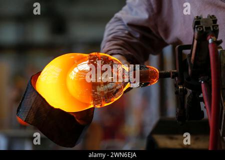 KARLSBAD, TSCHECHISCHE REPUBLIK - 01. JUNI 2017 - Glasbläser demonstrieren ihr Handwerk, eine beliebte Touristenattraktion in Böhmen Stockfoto