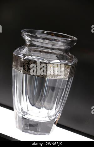 KARLSBAD, TSCHECHISCHE REPUBLIK - 01. JUNI 2017 - Produktansicht der Glashütte Moser in der Region böhmen Stockfoto