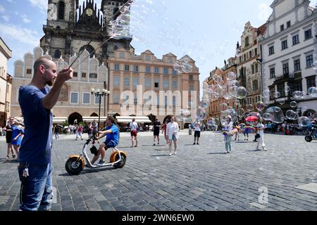 Prag, tschechische republik - 02. juni 2017 - Straßenkünstler macht Seifenblasen auf dem Staromestska-Platz in Prag. Stockfoto